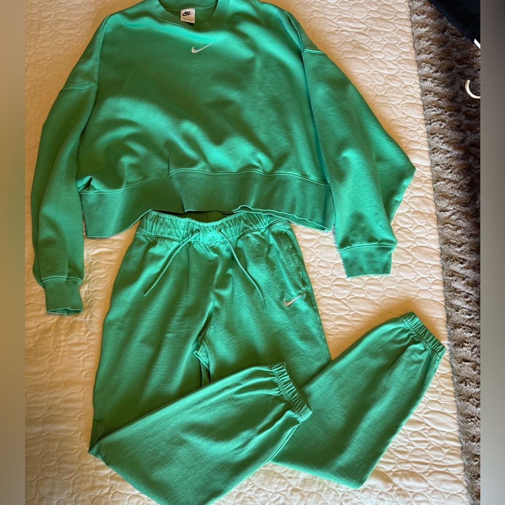 Women’s Nike sweatsuit